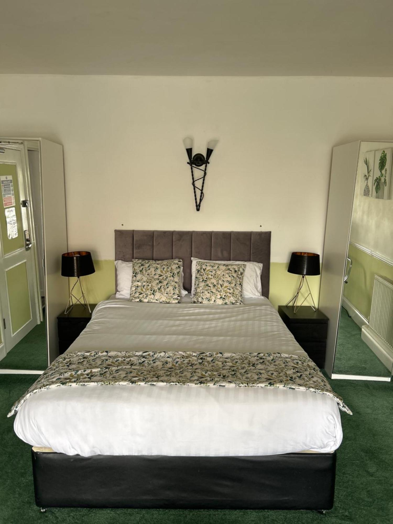 Hotel Barons Court 3*