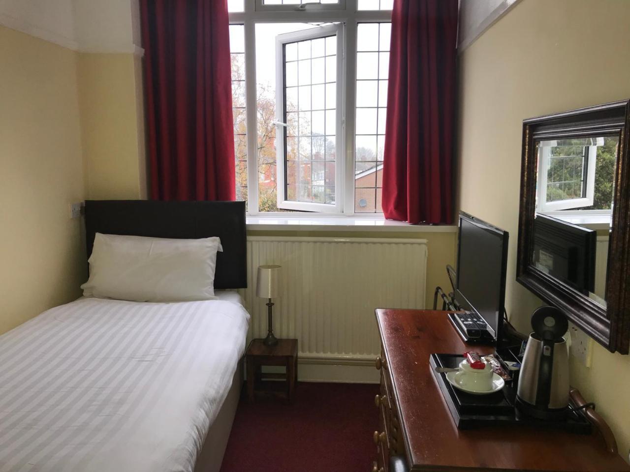 Barons Court 3* Wolverhampton